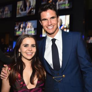 Mae Whitman and Robbie Amell at event of The DUFF (2015)