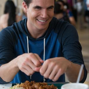 Still of Robbie Amell in The DUFF (2015)