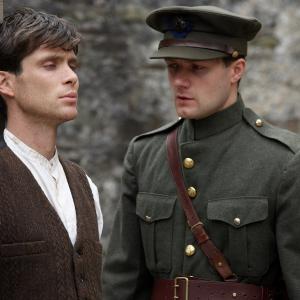 Still of Cillian Murphy and Pádraic Delaney in The Wind That Shakes The Barley (2006)