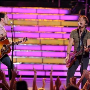 Still of Keith Urban and Kris Allen in American Idol: The Search for a Superstar (2002)