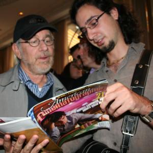Jorge Valdés-Iga and Steven Spielberg talk about Valdés-Iga's article on American Cinematographer's Magazine. Cannes, 2008