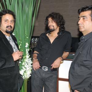 (l-R) Director Rajeev Khandelwal, Singer Sonu Nigam & Kishan Kumar (T-Series)