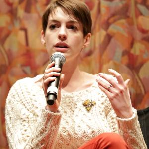 Anne Hathaway at event of Vargdieniai (2012)