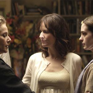Still of Debra Winger, Anne Hathaway and Rosemarie DeWitt in Rachel Getting Married (2008)