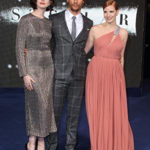 Matthew McConaughey, Anne Hathaway and Jessica Chastain at event of Tarp zvaigzdziu (2014)