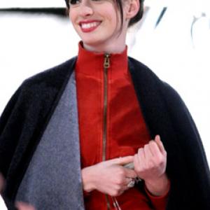 Anne Hathaway at event of Ir velnias devi Prada 2006