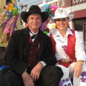 Lauren Graham and Dean Reading at the Fiesta Flambeau Parade