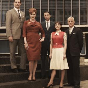 Still of Elisabeth Moss Jon Hamm Christina Hendricks Vincent Kartheiser and John Slattery in MAD MEN Reklamos vilkai 2007