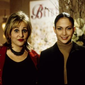 Still of Jennifer Lopez and Kathy Najimy in Vedybu planuotoja (2001)