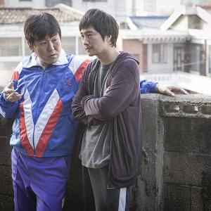 Still of Hae-il Park and Je-mun Yun in Go-ryeong-hwa-ga-jok (2013)