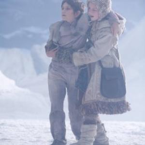 Charlie Rowe and Dakota Blue Richards in The Golden Compass