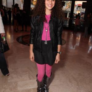 Madison Pettis at event of The Perfect Game (2009)