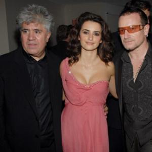 Pedro Almodóvar, Penélope Cruz and Bono at event of Volver (2006)