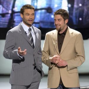 Ryan Seacrest and Elliott Yamin at event of American Idol: The Search for a Superstar (2002)