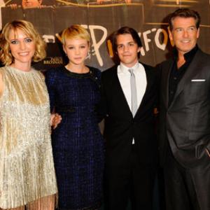 Pierce Brosnan, Shana Feste, Carey Mulligan and Johnny Simmons at event of The Greatest (2009)