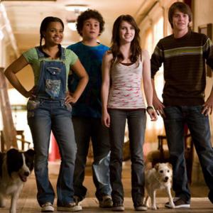 Still of Kyla Pratt, Emma Roberts, Troy Gentile and Johnny Simmons in Hotel for Dogs (2009)