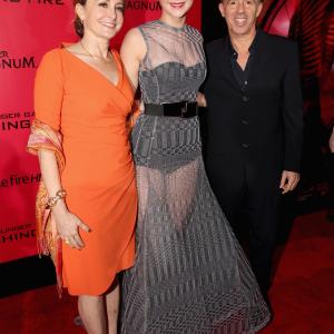 Jon Kilik, Nina Jacobson and Jennifer Lawrence at event of Bado zaidynes. Ugnies medziokle (2013)