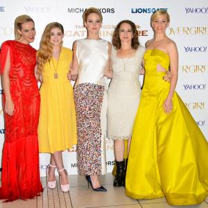 Elizabeth Banks Jena Malone Nina Jacobson Jennifer Lawrence and Willow Shields at event of Bado zaidynes Ugnies medziokle 2013