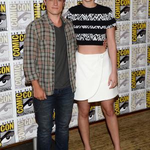 Josh Hutcherson and Jennifer Lawrence at event of Bado zaidynes. Ugnies medziokle (2013)