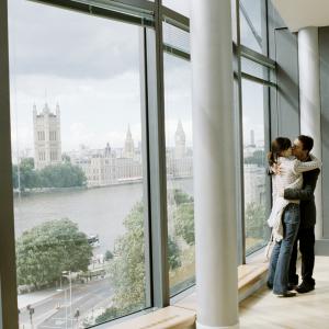 Still of Jonathan Rhys Meyers and Emily Mortimer in Match Point 2005