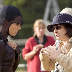 Still of Charlize Theron and Gale Anne Hurd in Æon Flux (2005)