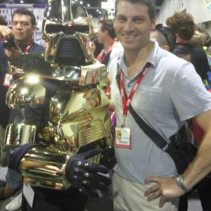 L-R: Cylon and Producer Charles Ricciardi at the 2010 Comic Con.