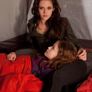 Still of Kristen Stewart and Mackenzie Foy in Brekstanti ausra. 2 dalis (2012)