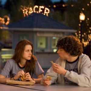 Still of Jesse Eisenberg and Kristen Stewart in Adventureland (2009)
