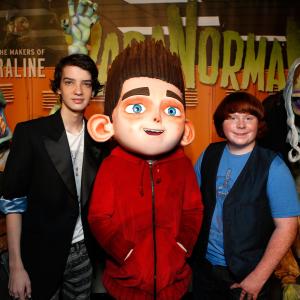 Kodi Smit-McPhee and Tucker Albrizzi at event of Paranormanas (2012)
