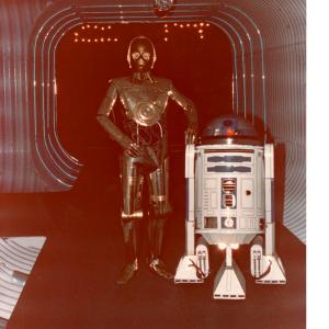 C3PO & R2D2 hangin' out in Manhattan or Mos Eisley?
