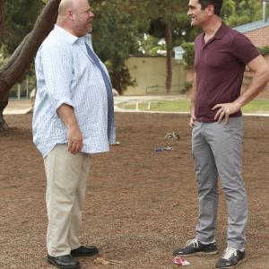 Still of Ty Burrell and Kevin Chamberlin in Moderni seima 2009
