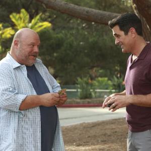Still of Ty Burrell and Kevin Chamberlin in Moderni seima 2009