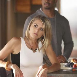 Still of Damon Wayans Jr and Eliza Coupe in Happy Endings 2011