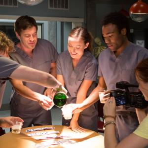 Still of Sarah Bolger Mark Duplass Olivia Wilde Evan Peters and Donald Glover in Lozoriaus efektas 2015