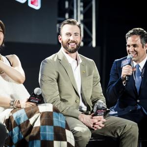 Chris Evans, Mark Ruffalo and Claudia Kim at event of Kersytojai 2 (2015)