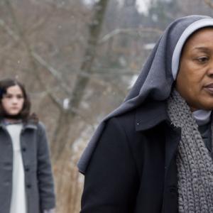 Still of CCH Pounder and Isabelle Fuhrman in Naslaite 2009