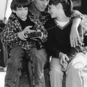 Divorced father Luke (Ed Harris) savors an afternoon spent with his children, Ben (Liam Aiken) and Anna (Jena Malone).