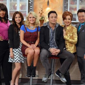 Still of Annie Potts Kym Whitley Rex Lee Emily Osment Jonathan Sadowski and Aimee Carrero in Young amp Hungry 2014