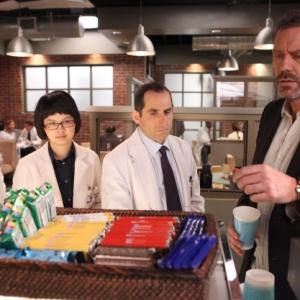 Still of Peter Jacobson, Hugh Laurie, Odette Annable and Charlyne Yi in Hausas (2004)