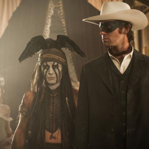 Still of Johnny Depp and Armie Hammer in Vienisas klajunas (2013)