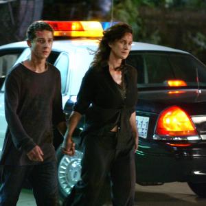 Still of Carrie-Anne Moss and Shia LaBeouf in Paranoja (2007)
