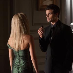 Still of Daniel Gillies and Claire Holt in Vampyro dienorasciai 2009