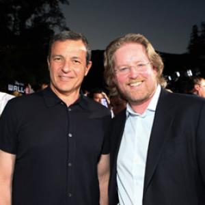 Andrew Stanton and Robert A. Iger at event of WALL·E: siuksliu princo istorija (2008)