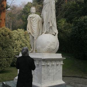 Boris Acosta before Dante and Beatrices statue in Bellagio Italy