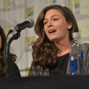 Alexa Davalos and Isa Dick Hackett at event of The Man in the High Castle 2015