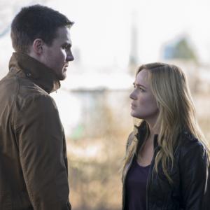 Still of Stephen Amell and Caity Lotz in Strele 2012