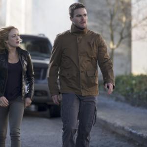 Still of Stephen Amell and Caity Lotz in Strele (2012)