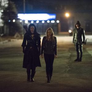 Still of Katrina Law Stephen Amell and Caity Lotz in Strele 2012