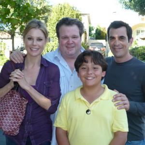 MODERN FAMILY TV show - Julie Bowen, Eric Stonestreet, Adrian Schemm, Ty Burrell on FIZBO set (episode 1.9) October 2009