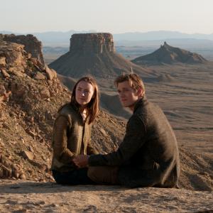 Still of Saoirse Ronan and Jake Abel in Sielonese (2013)